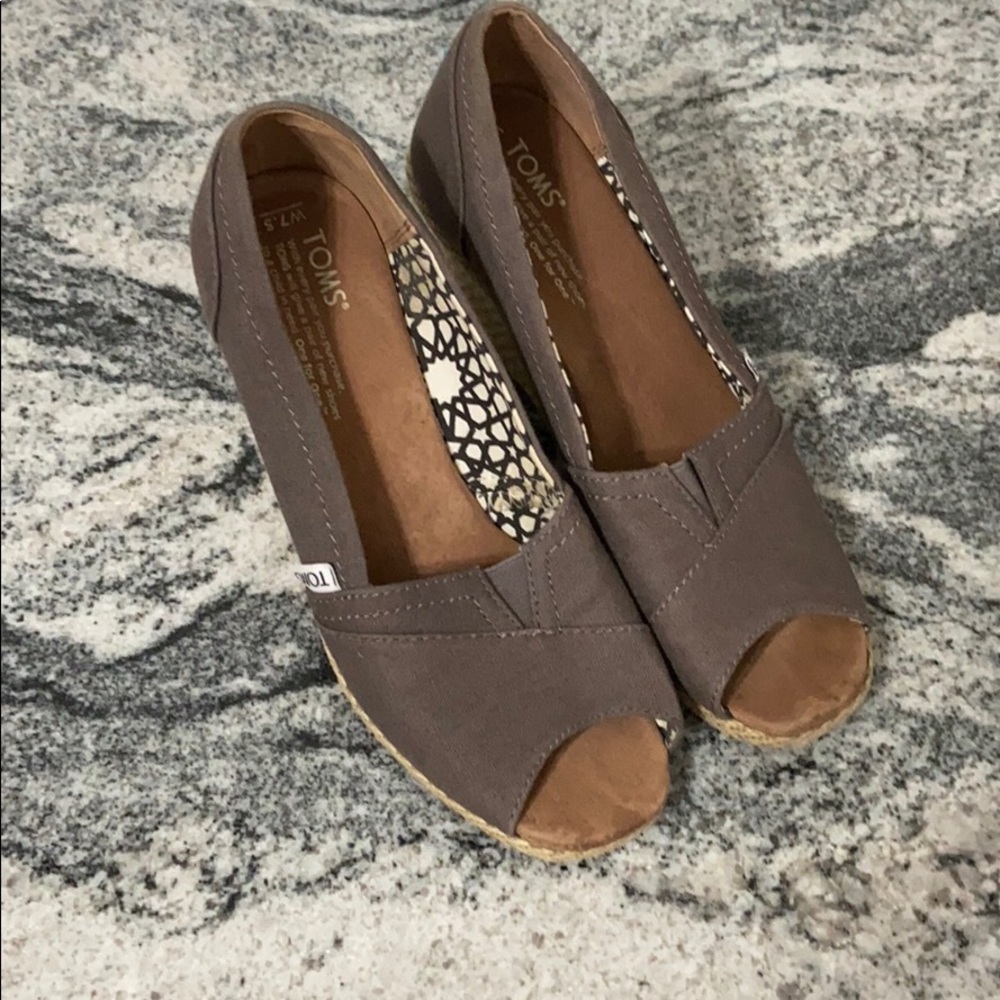 Toms women’s 7.5 wedge open toe shoes